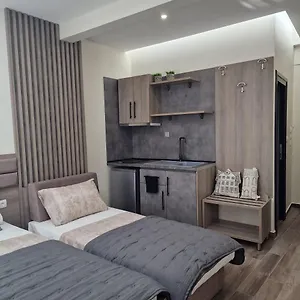 Apartament Mama Kitsa, Sarti